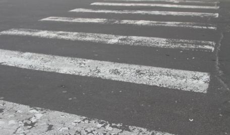 O femeie şi un minor din capitală au fost accidentaţi ieri pe trecerea de pietoni. Potrivit poliţiei, victimele au ajuns la spital cu leziuni în regiunea capului şi a picioarelor.