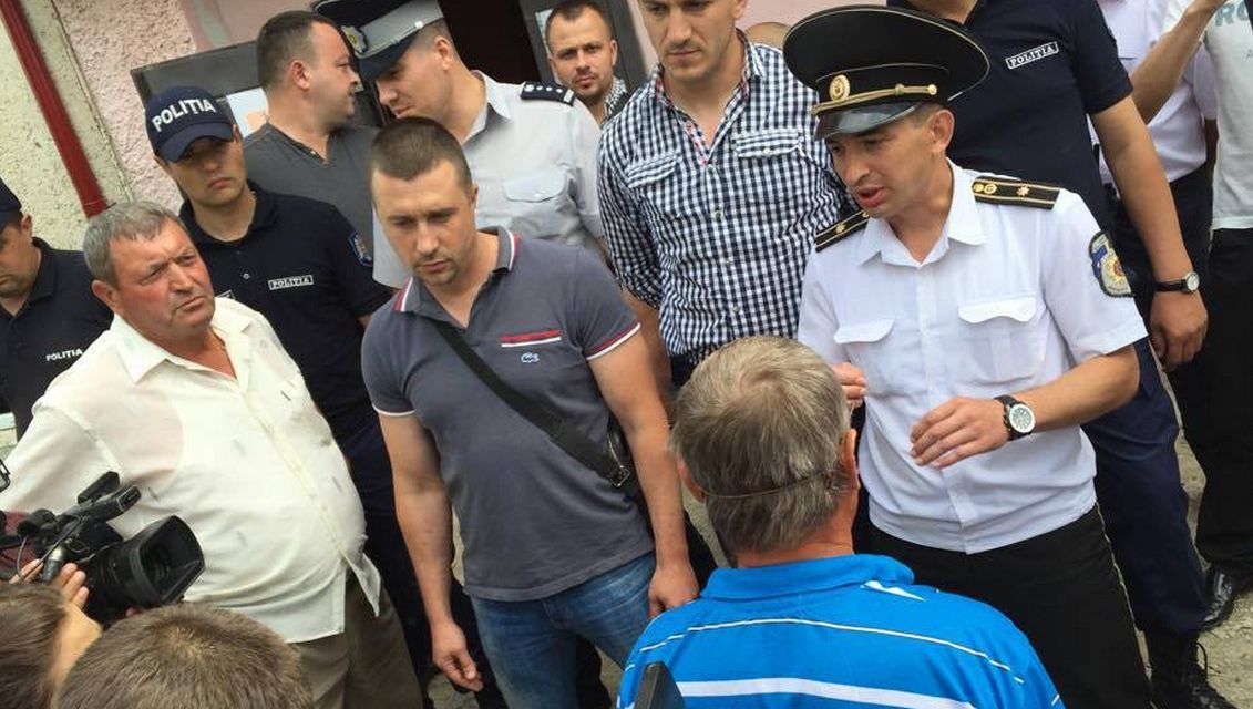 Несколько десятков человек не прекращают словесные перепалки с полицейскими.  Фото: publika.md
