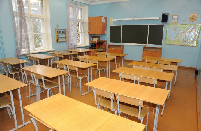 Тысячи детей не пошли в школу из-за непогоды.