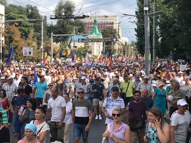 Участники акции протеста правой оппозиции в Молдовы проводят марш протеста по улицам Кишинева. 