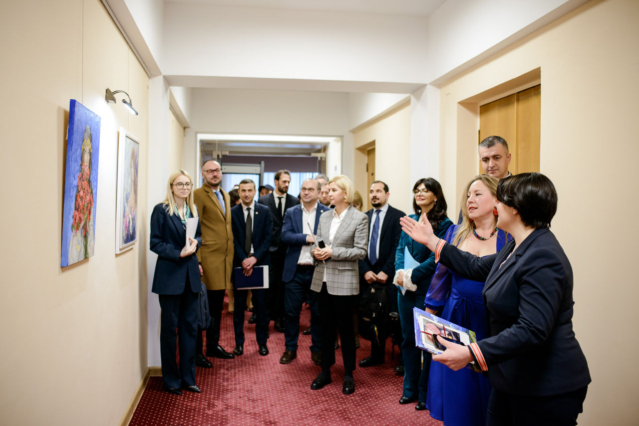 В правительстве Молдовы открылась выставка «Женские миры».