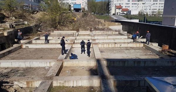 На незаконной стройке в столице произошел скандал.