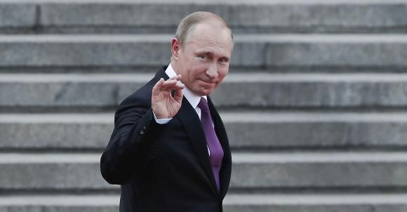 Владимир Путин приветствует «преданность» писателя-сталиниста. Фото: GettyImages