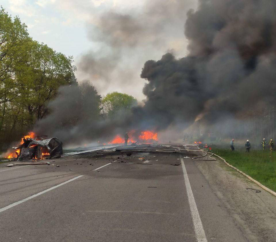 В Ровенской области столкнулись бензовоз, автобус и легковушка: погибли 17 человек.