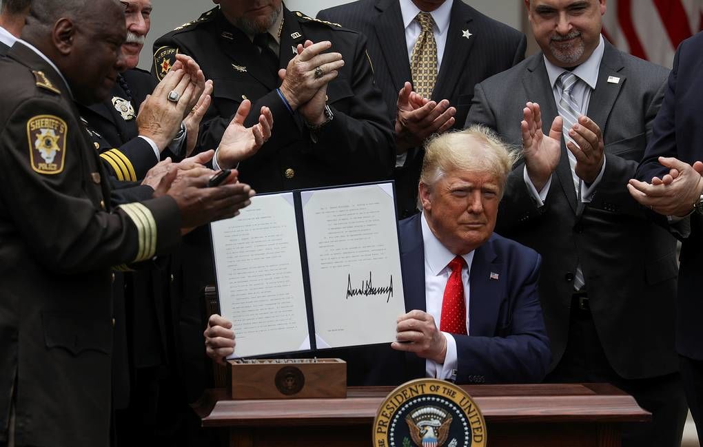 Трамп подписал указ о реформе полиции после волны протестов.