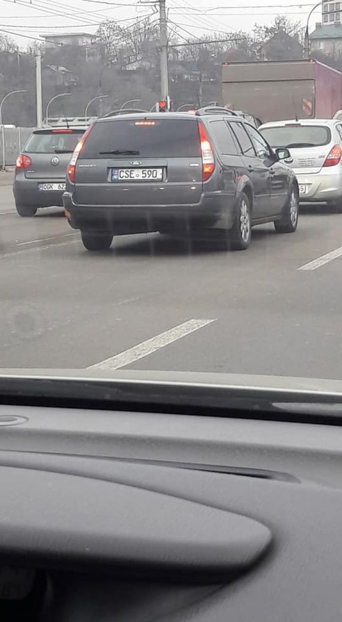 Un șofer din Capitală arată gesturi obscene și amenință: Vă împușc