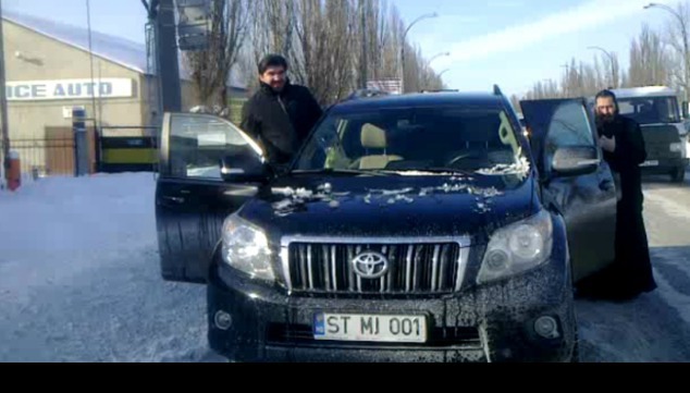 "В кадре священнослужители на новеньком люксовом авто, стоимостью не менее 40 000 евро".