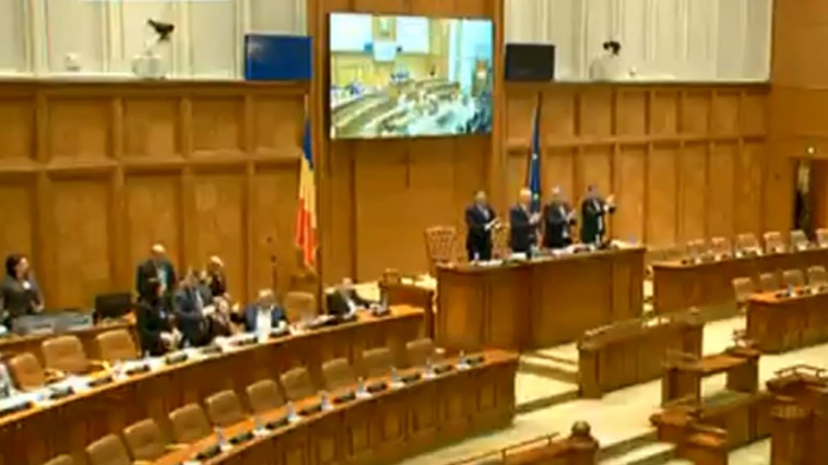 Semnatarii Declarațiilor de Unire, aplaudați în picioare în Parlamentul României. 