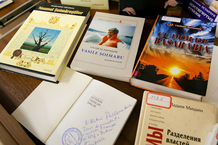 В парламенте Молдовы открылась выставка книг, написанных депутатами.