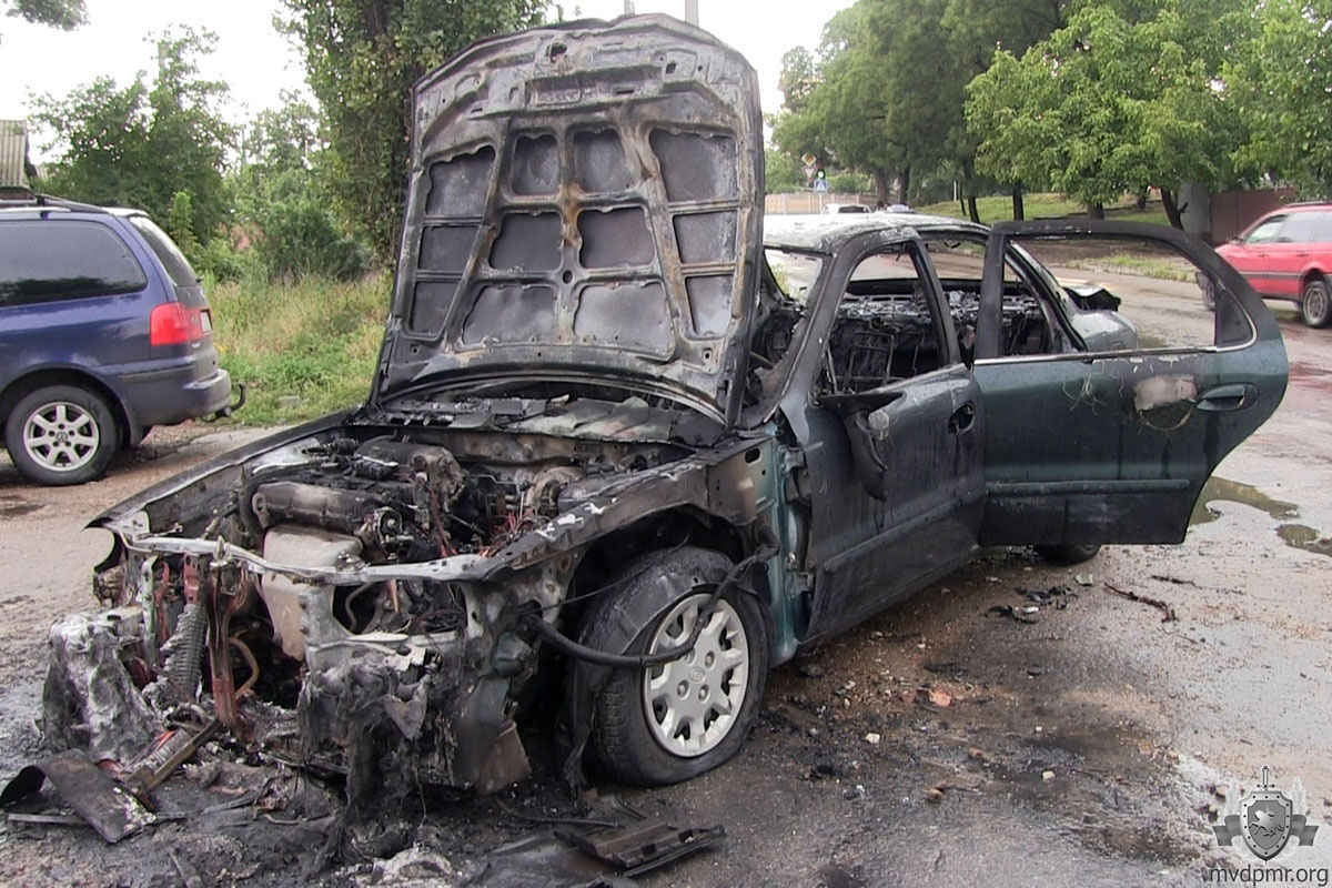 Автомобиль с отцом и сыном загорелся во время движения в Тирасполе