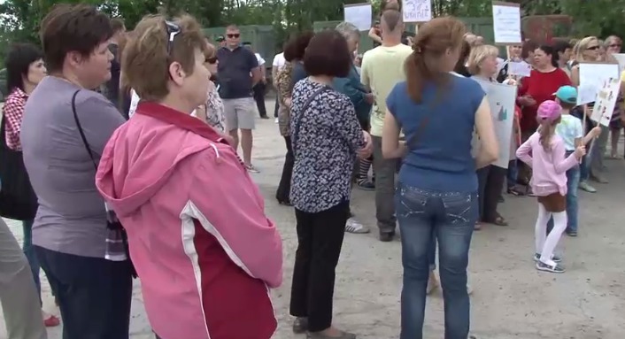  Люди возмущены неприятным запахом, который, как они подозревают, исходит от предприятия. 