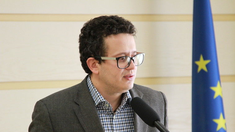 Вадим Пистринчук прокомментировал "Государственный флаг" президента. Фото: deschide.md