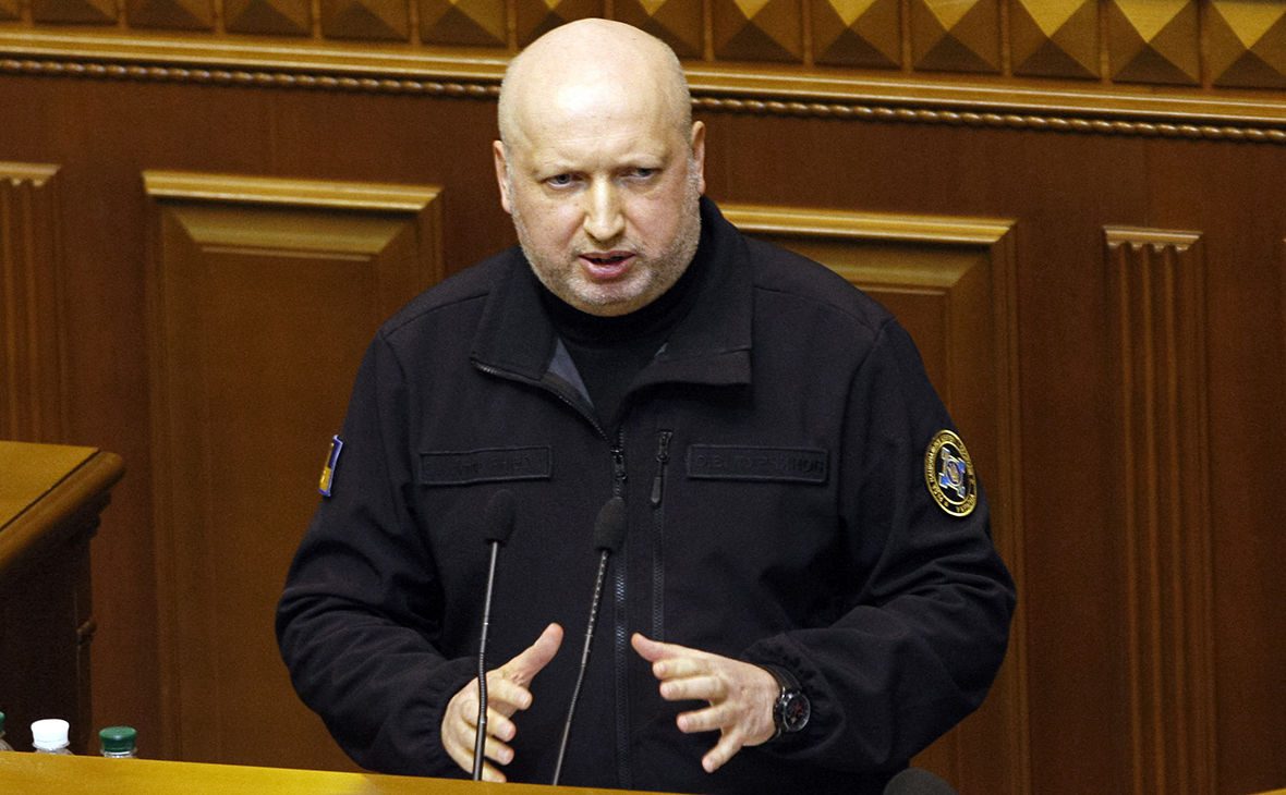 Турчинов подал в отставку из СНБО и пообещал защищать Украину от России.