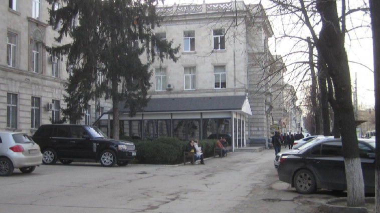 „Pristroika colonelului” de pe bulevardul Ştefan cel Mare şi Sfânt a fost demolată