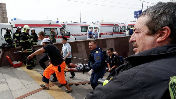 Во вторник в утренний час пик на синей ветке московского метро три вагона сошли с рельсов.