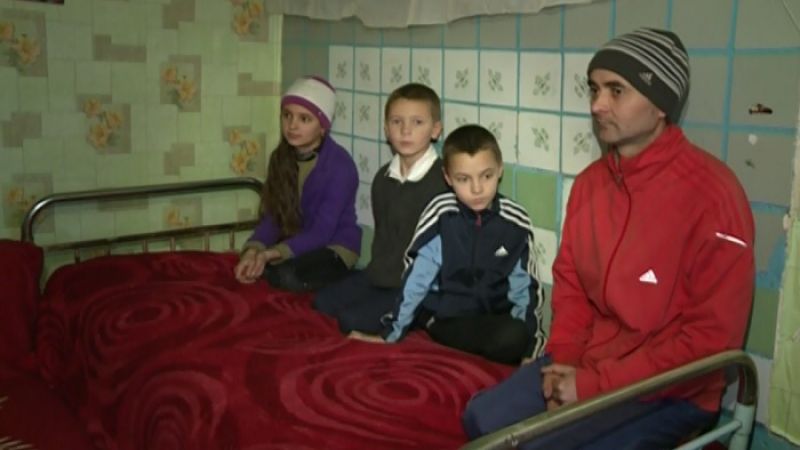 Povestea unui tată care crește singur trei copii la Bujor