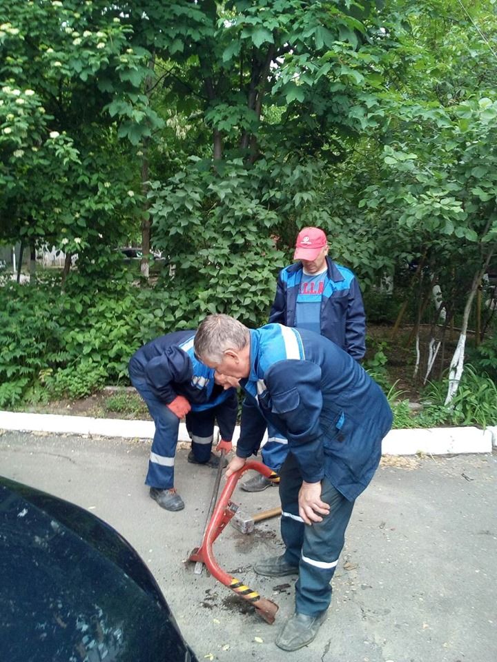 На Чеканах демонтировали незаконно установленные "лягушки".