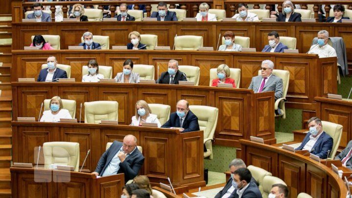 Фракция правящей партии и оппозиция по-разному оценили работу парламента.