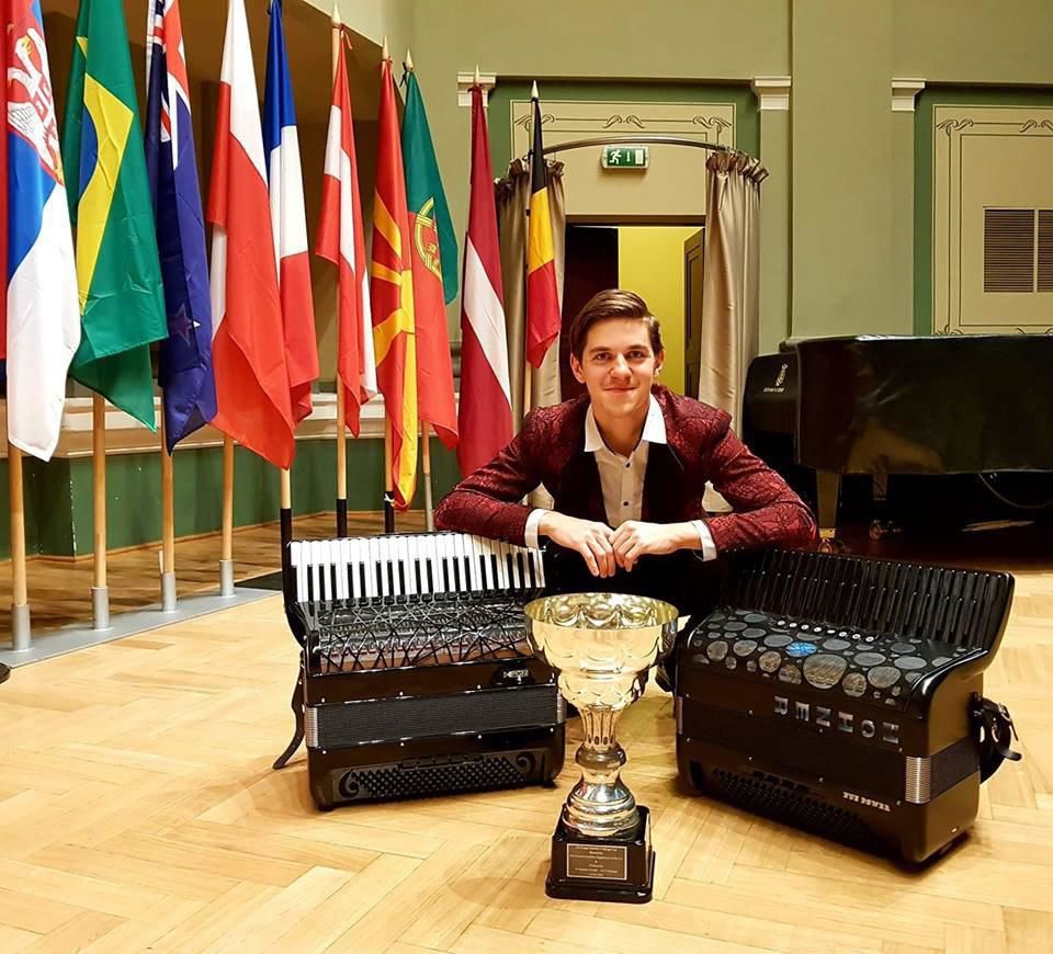 Раду оказался лучшим в категории Senior Coupe Mondiale и Senior Virtuoso Entertainment.