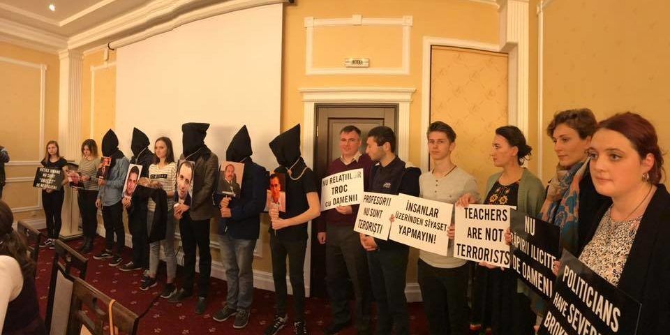 На учеников столичного лицея надели мешки и веревки для акции протеста.