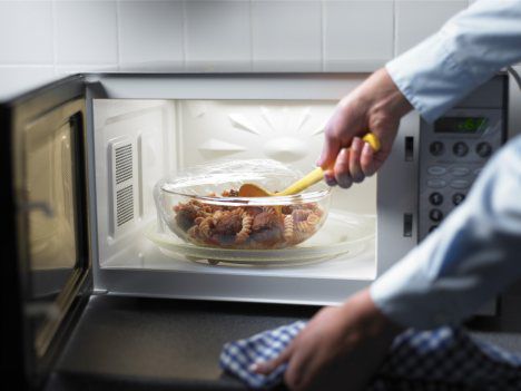 Unele alimente isi schimba compozitia si deven toxice daca sunt reincalzite. Foto: doctorulzilei.ro