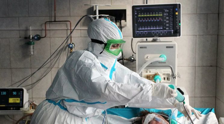 Общее число случаев COVID-19 в России превысило два миллиона.