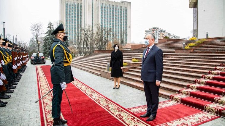 Сторонники Санду освистали спикера парламента и экс-президента. Фото: deschide.md.
