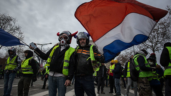 Во Франции "желтые жилеты" призвали сограждан выйти на протесты в субботу.