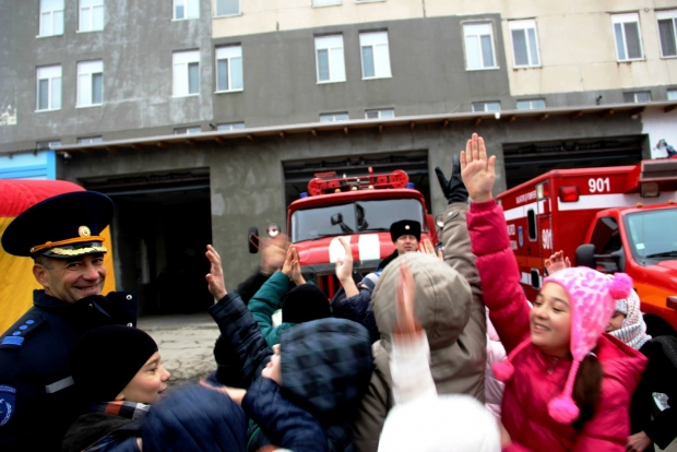 De asemenea, elevii au avut parte şi de o lecţie legată de accidentele chimice şi costumele folosite în asemenea situaţii de risc.