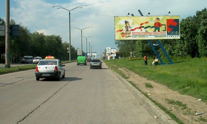 O bandă de circulație suplimentară va fi amenajată la intersecția străzilor Studenților și Calea Orheiului din Capitală. Foto: varoinform.md