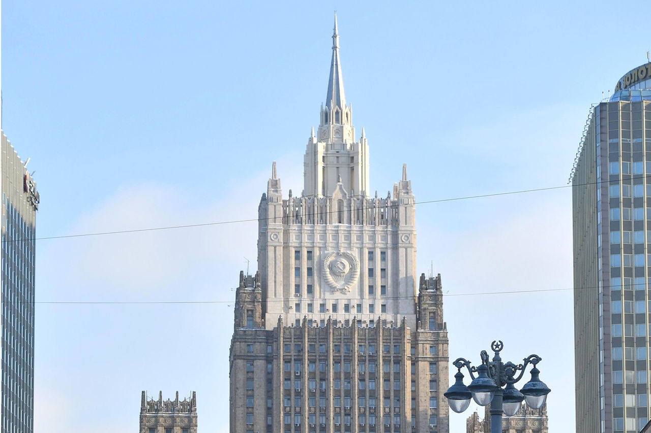 В МИД РФ отреагировали на призывы прекратить выдачу виз россиянам.