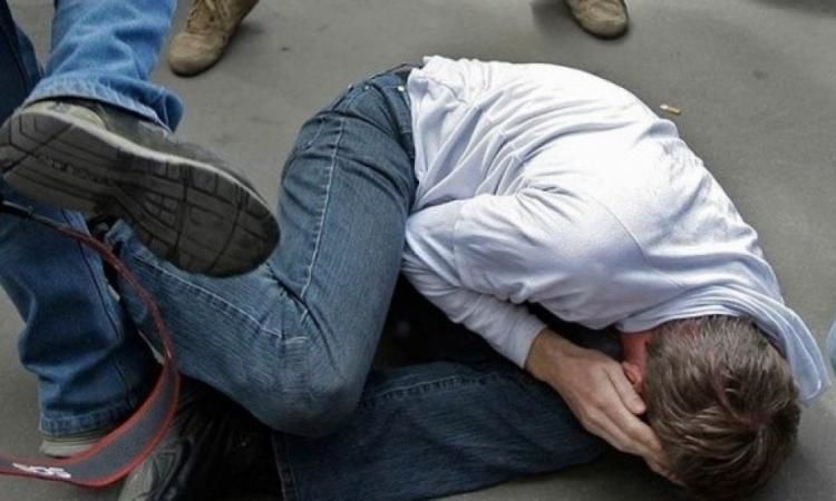 В сквере около железнодорожного вокзала в городе Волоколамск Московской области совершено разбойное нападение на мужчину