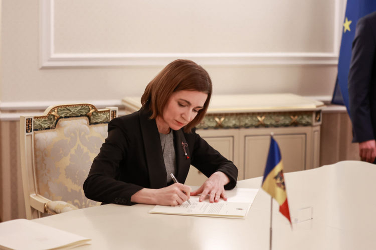 Майя Санду подписала указы о назначении четырех послов.