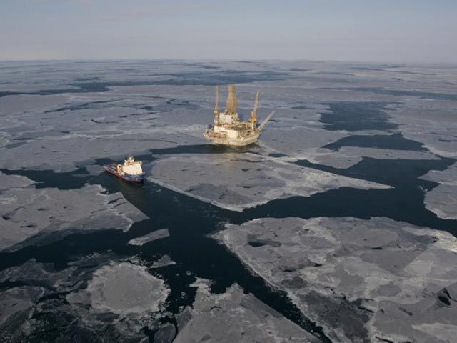 Российская добыча нефти по итогам 2015 года выросла до нового абсолютного рекорда.
