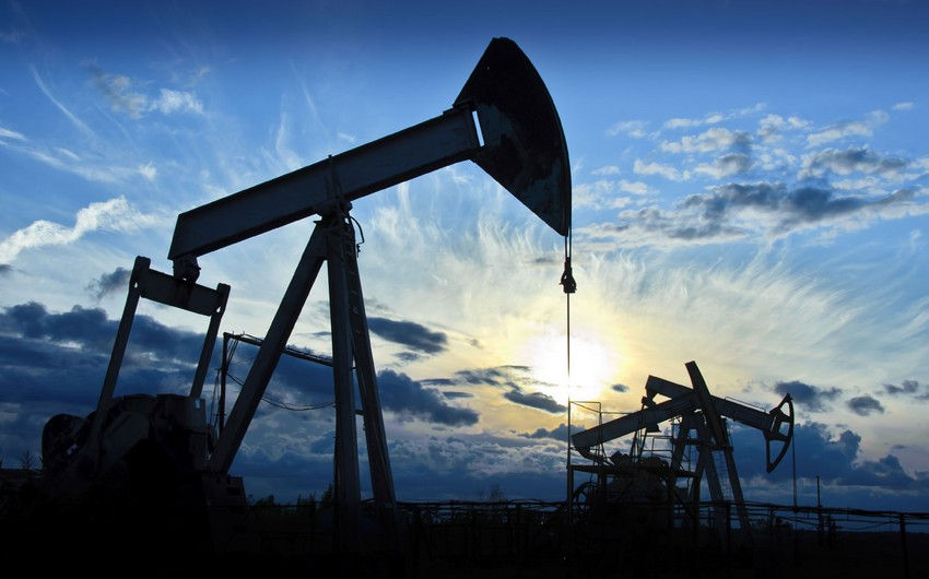 Мировые цены на нефть снизились после данных о запасах сырья в США.