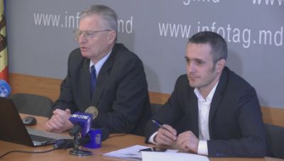 Согласно опросу, политикой интересуются в той или иной степени чуть более 27% граждан, около 25% - мало интересуются, а 18,4% - не интересуются.