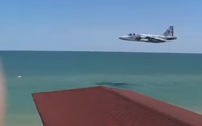 В районе поселка Кирилловка Запорожской области украинский штурмовик Су-25 пролетел на предельно малой высоте