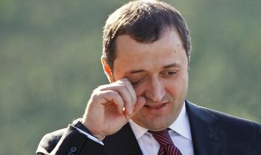 Filat s-a lovit la cap când scotea gunoiului menajer din celulă.