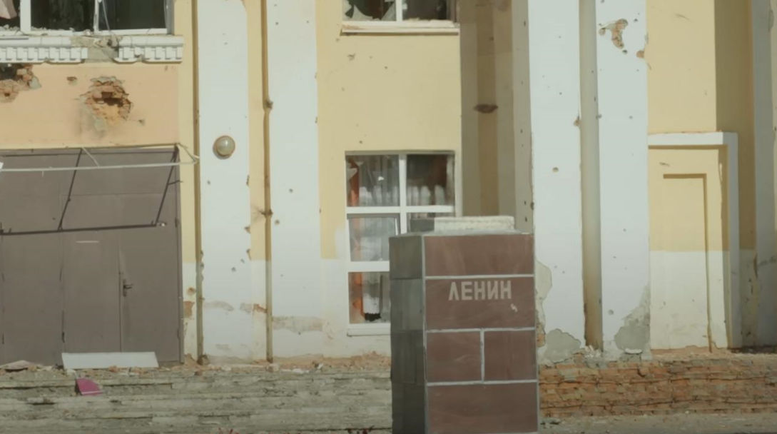 В Судже снесли памятник Ленину.