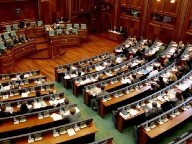 Parlamentul din Kosovo a determinat miercuri căderea guvernului prin adoptarea unei moțiuni de cenzură. 