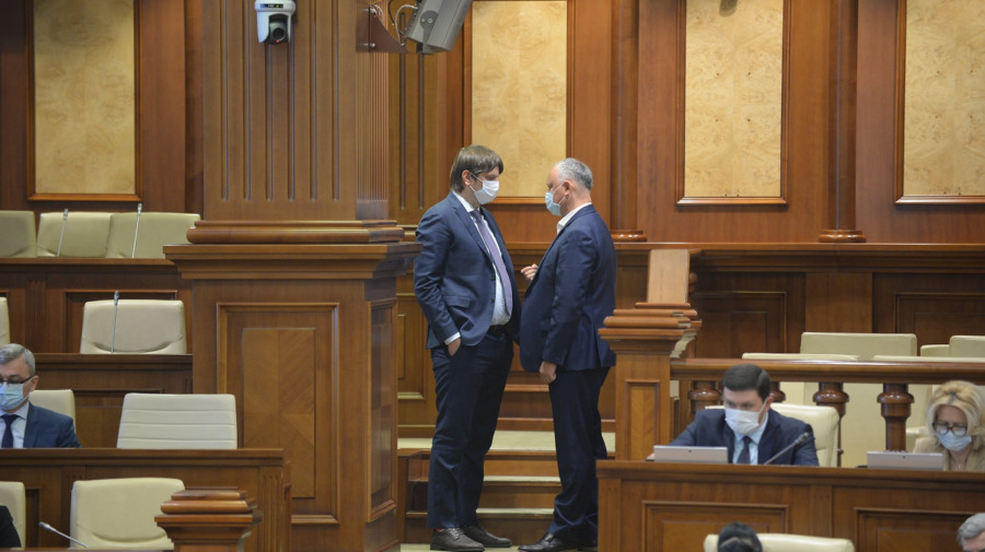 Додон рассказал, что обсуждал со Спыну на фото, сделанных в парламенте.