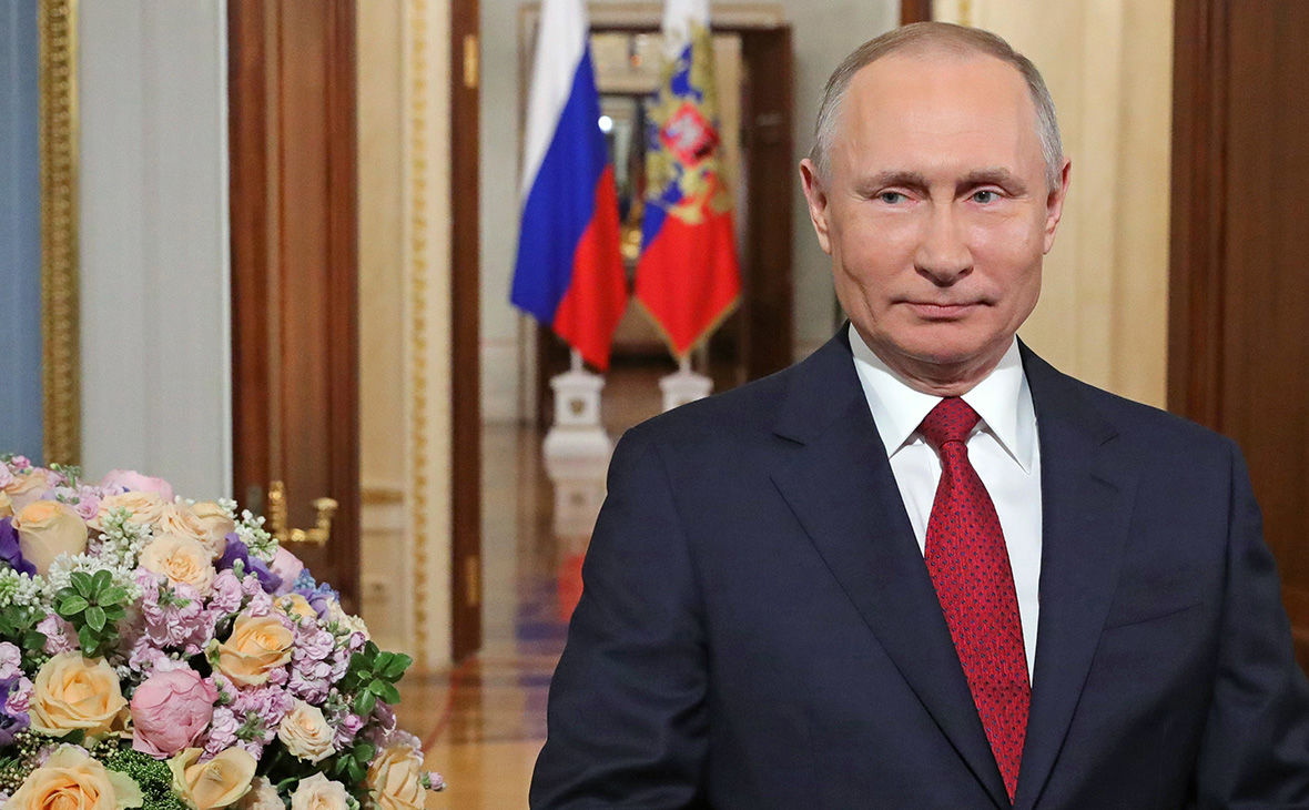 Путин поздравил Санду с победой на выборах президента Молдовы.