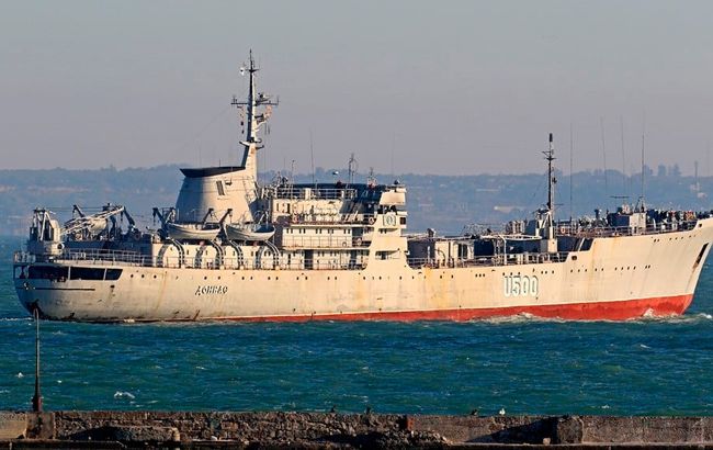 Корабль ВМС Украины движется в сторону Керченского пролива, сообщили в ФСБ.