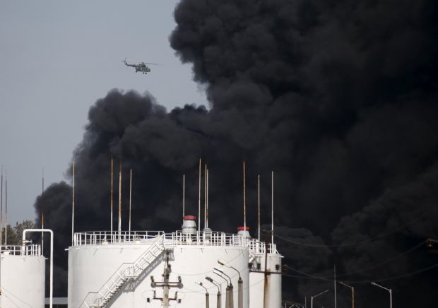 На нефтехранилище в Василькове полностью выгорели уже 4 емкости с нефтепродуктами.