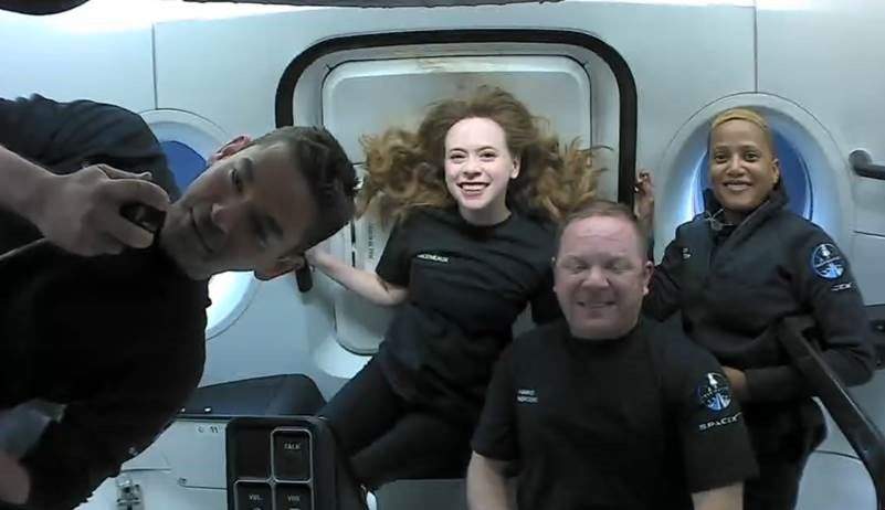 Первый гражданский экипаж SpaceX вернулся на Землю.