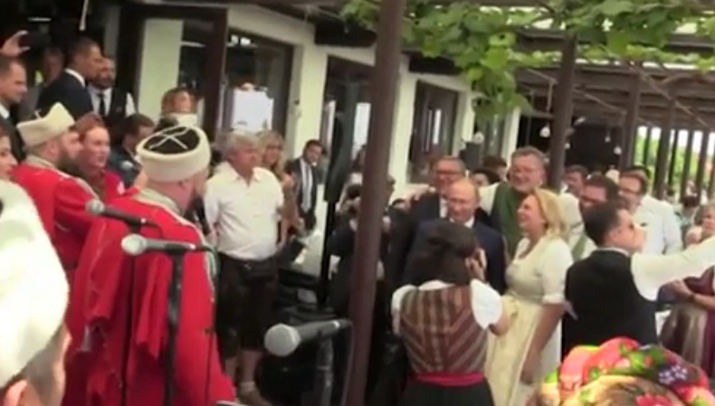 Появилось видео выступления хора казаков на свадьбе главы МИД Австрии‍.