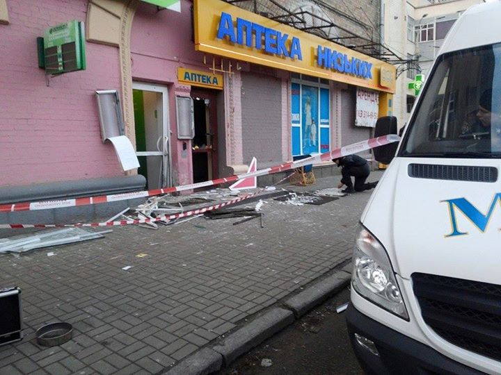 За сутки в Киеве обнаружили три взрывных устройства у зданий банка.