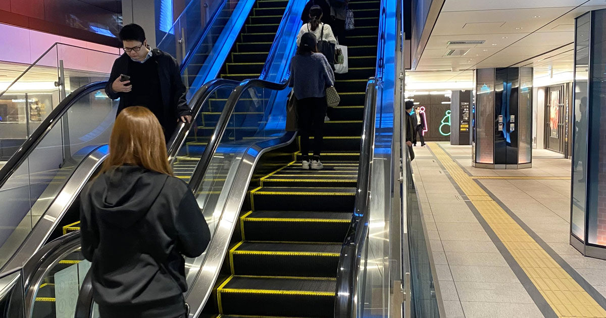 Un oraș japonez plătește oamenii pentru a sta pe escalatoare.