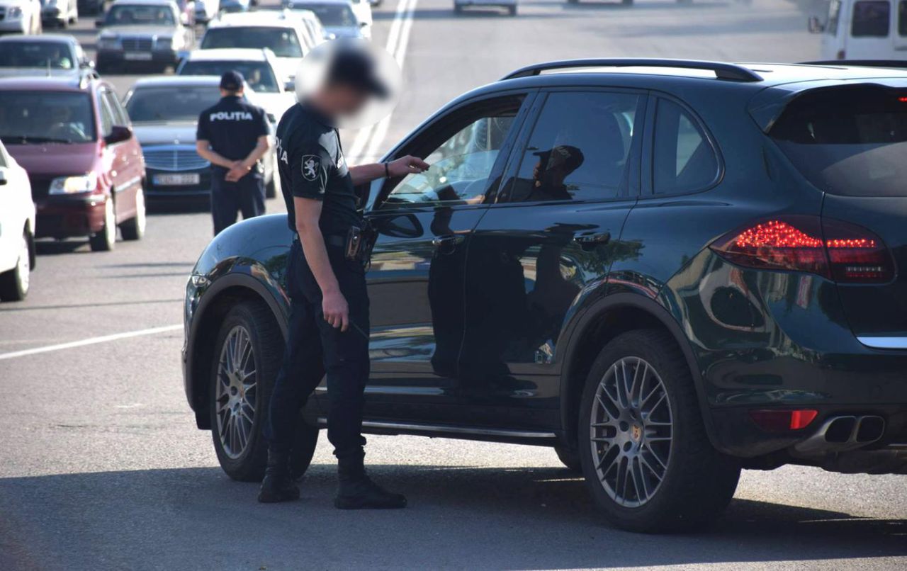 В материалах дела также сказано, что патрульному посоветовали уволиться по собственному желанию.