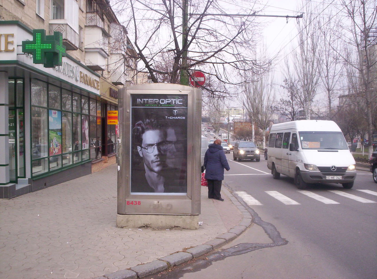 Un șofer a ieșit dintr-o parcare mergând pe gazon și pe trotuar. Foto: poster.md